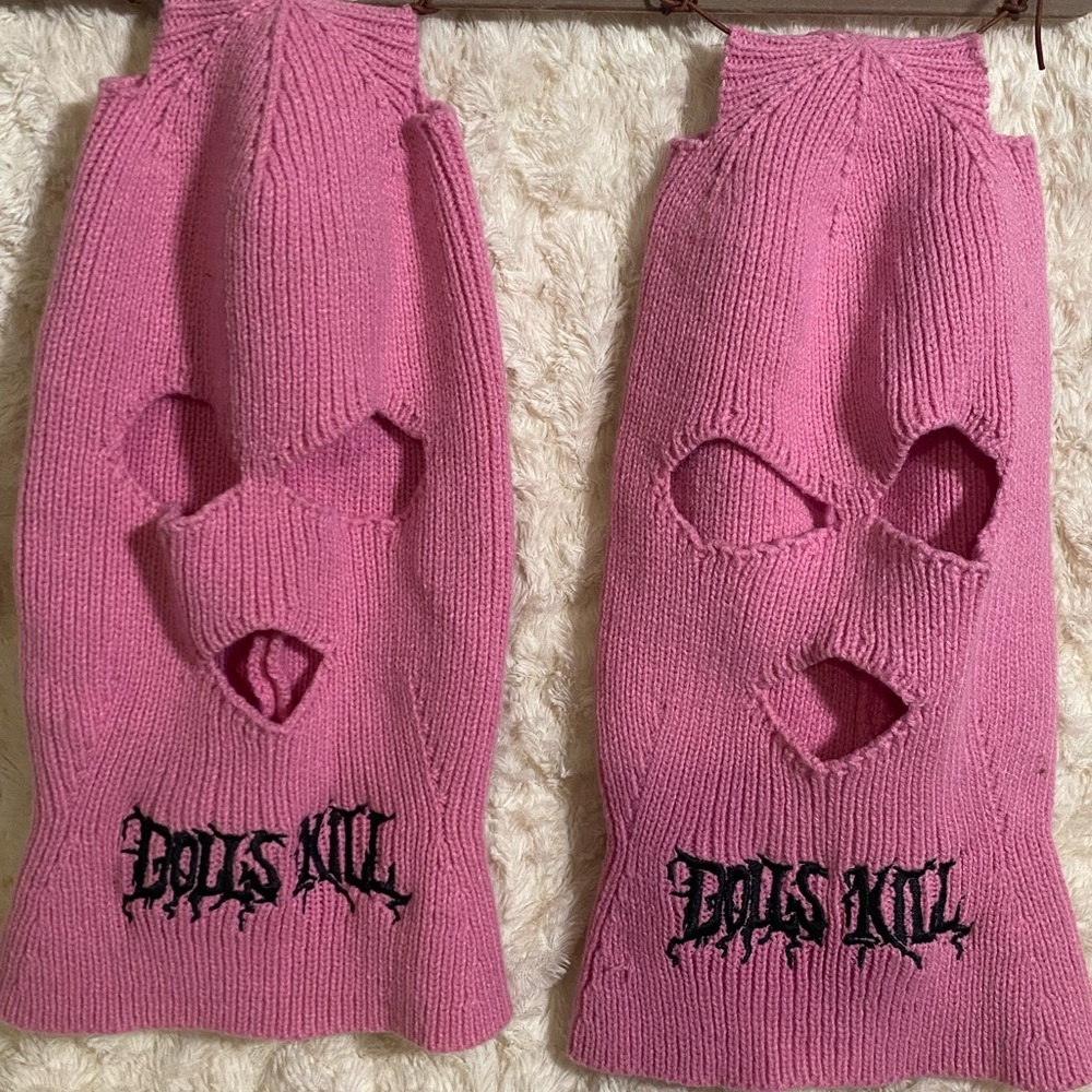 Two dolls kill masks.